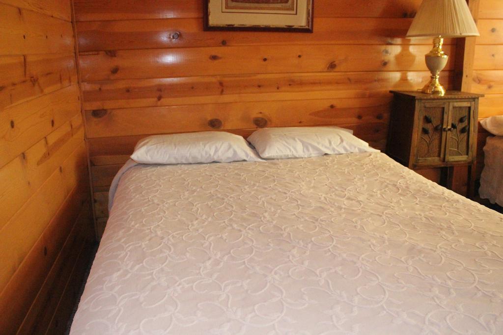 Twin Lakes Resort Bridgeport Rum bild